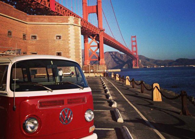 Volkswagen Transporter T2 na tle Golden Gate - San Francisco w pigułce