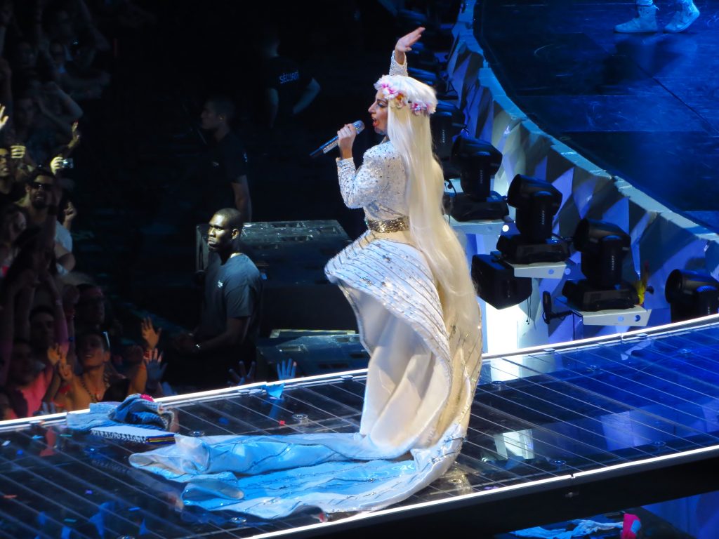 Czy Lady Gaga zrobi lepsze show niż Coldplay czy Katy Perry?